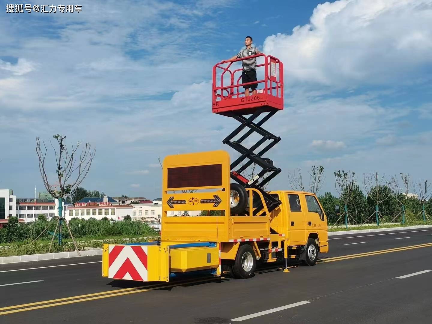 减速防撞缓冲车与高速抢修防撞车的价格及其与救护车的应用对比