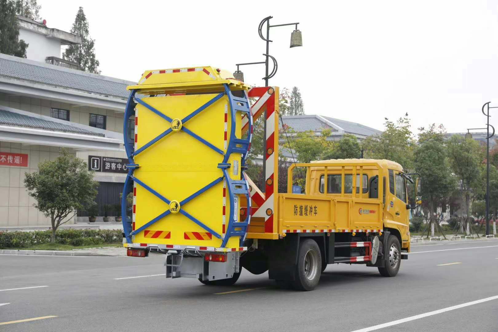 广东汕头南澳江铃防撞缓冲车部署，为道路施工与紧急救援筑牢安全屏障