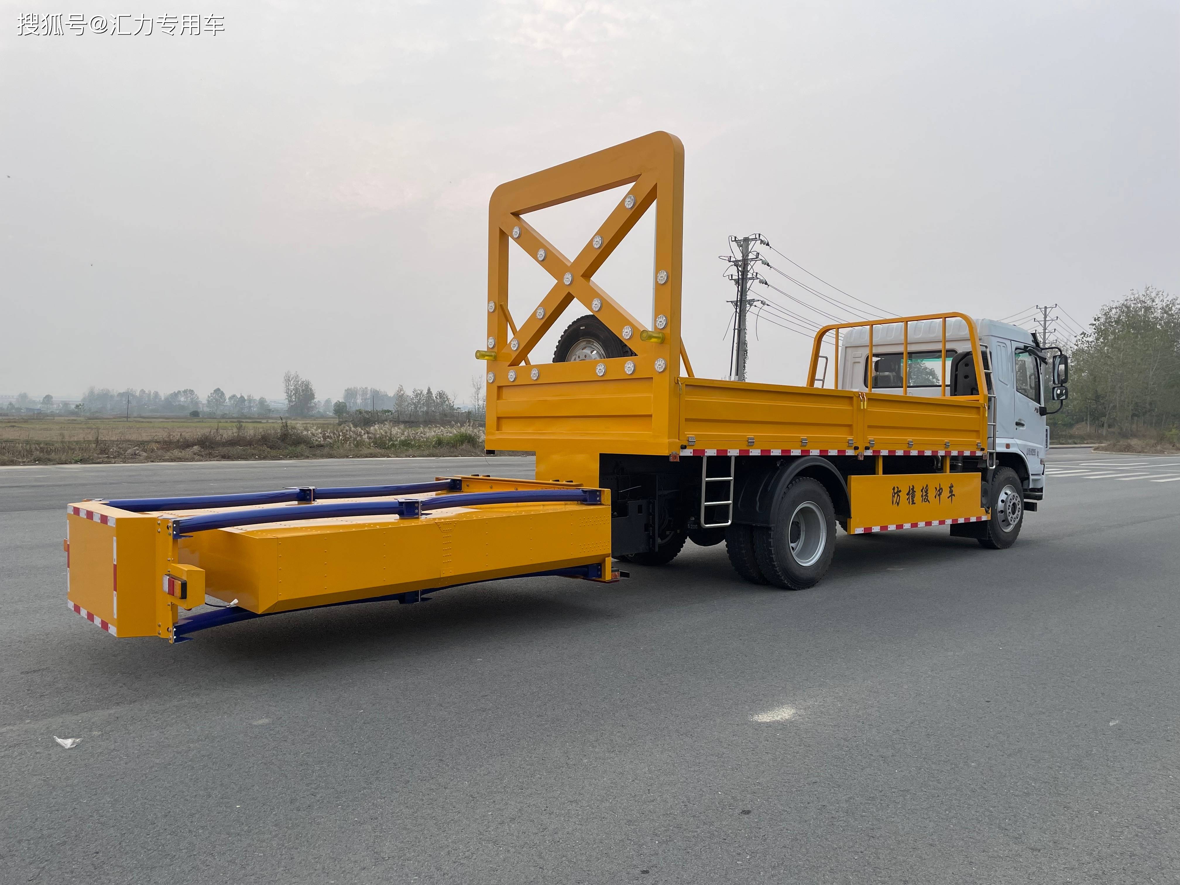 100K防撞缓冲车性价比之选 12吨高速道路施工安全工程防撞车