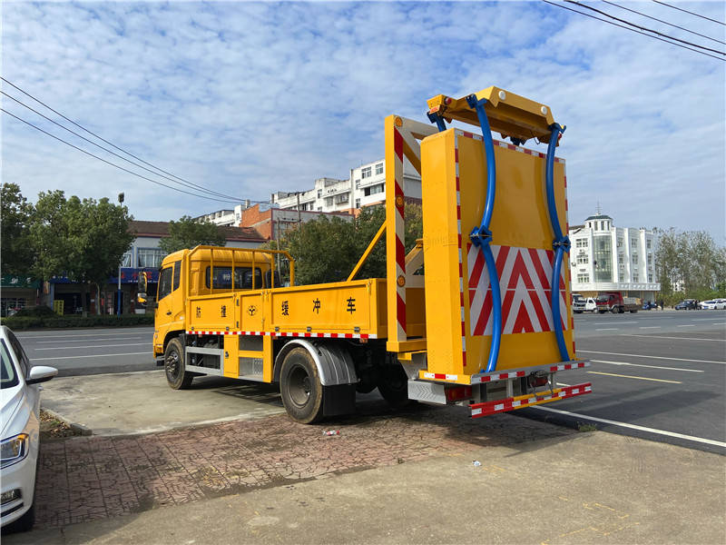 守护生命与安全的移动屏障 100k高速专用防撞车、东风安全防撞车、天锦防撞缓冲车与救护车的综合解析
