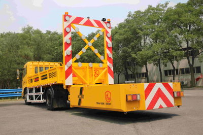 高远圣工HGY5129TFZD6100K标配版防撞缓冲车扫路车 一体化作业的交通安全卫士